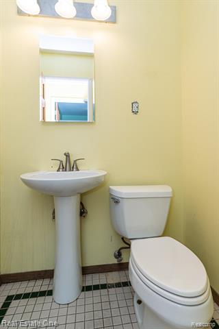 Builiding view nine for 2510 Sunhill, Waterford, MI. 48329