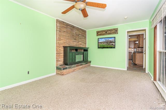 Builiding view nineteen for 2510 Sunhill, Waterford, MI. 48329