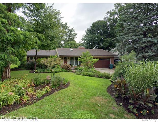 Builiding view one for 2510 Sunhill, Waterford, MI. 48329