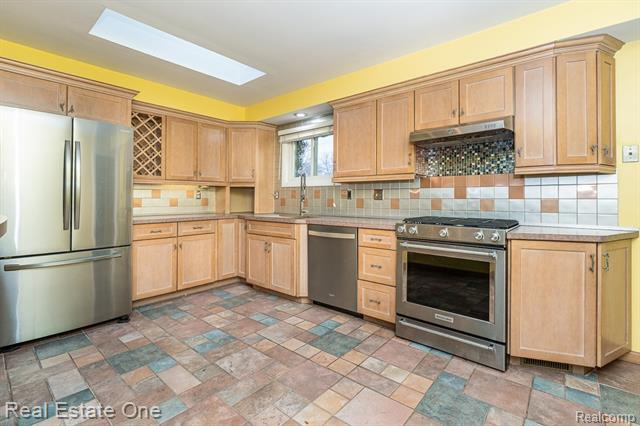 Builiding view seven for 2510 Sunhill, Waterford, MI. 48329