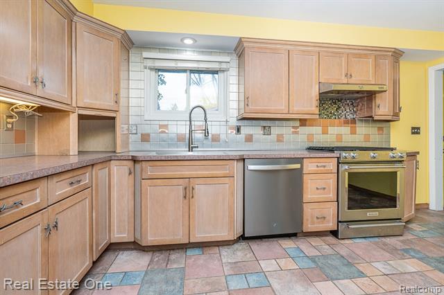 Builiding view six for 2510 Sunhill, Waterford, MI. 48329