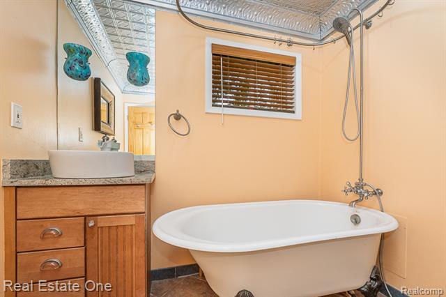 Builiding view sixteen for 2510 Sunhill, Waterford, MI. 48329