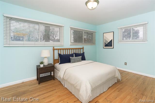 Builiding view ten for 2510 Sunhill, Waterford, MI. 48329