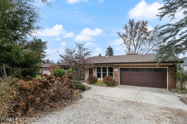 Builiding view thirty two for 2510 Sunhill, Waterford, MI. 48329