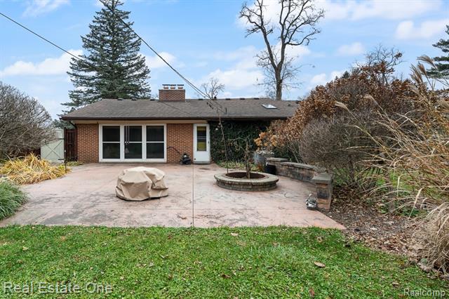 Builiding view thirty for 2510 Sunhill, Waterford, MI. 48329