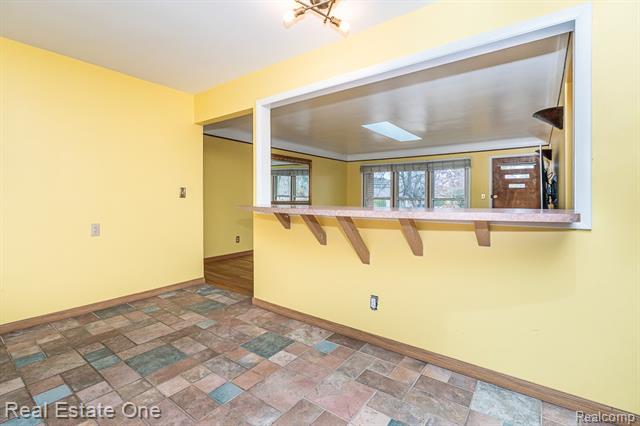 Builiding view three for 2510 Sunhill, Waterford, MI. 48329