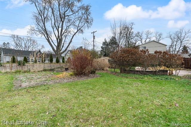 Builiding view twenty nine for 2510 Sunhill, Waterford, MI. 48329