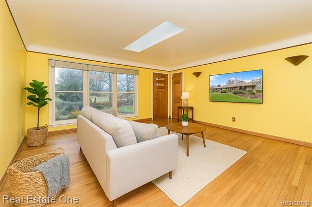 Builiding view two for 2510 Sunhill, Waterford, MI. 48329