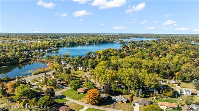 Builiding view fifteen for 2831 Silverstone, Waterford, MI. 48329