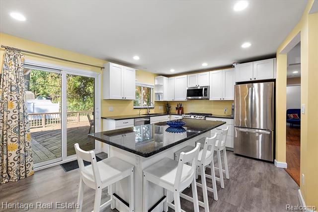 Builiding view five for 2831 Silverstone, Waterford, MI. 48329