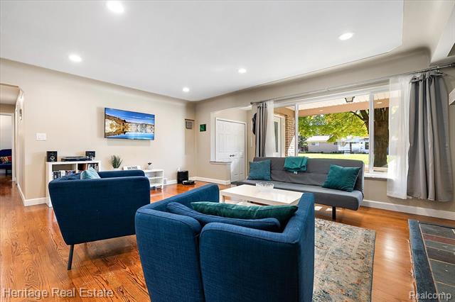 Builiding view four for 2831 Silverstone, Waterford, MI. 48329