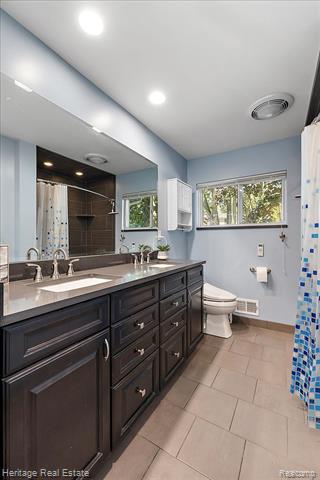 Builiding view nine for 2831 Silverstone, Waterford, MI. 48329