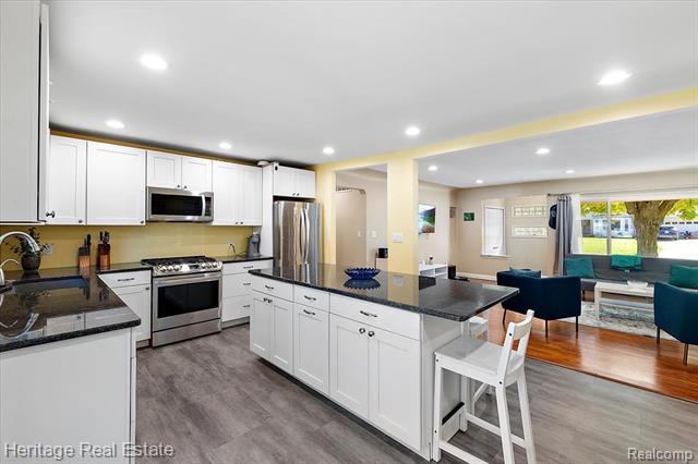 Builiding view six for 2831 Silverstone, Waterford, MI. 48329