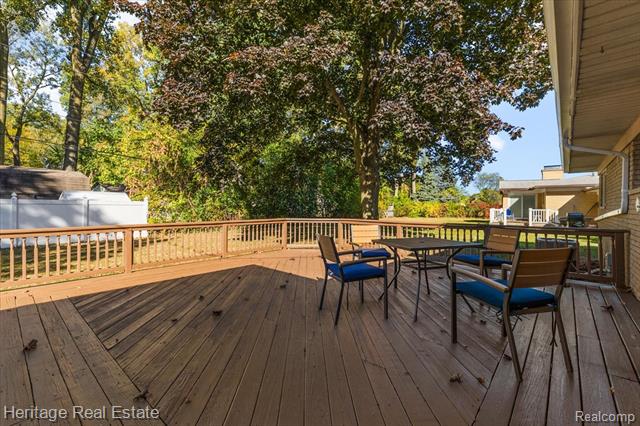 Builiding view two for 2831 Silverstone, Waterford, MI. 48329