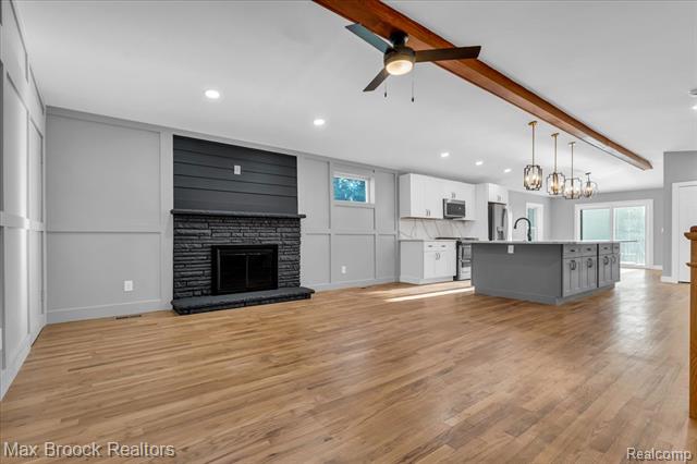 Builiding view eight for 1654 Giddings, Pontiac, MI. 48340