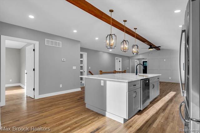 Builiding view eleven for 1654 Giddings, Pontiac, MI. 48340