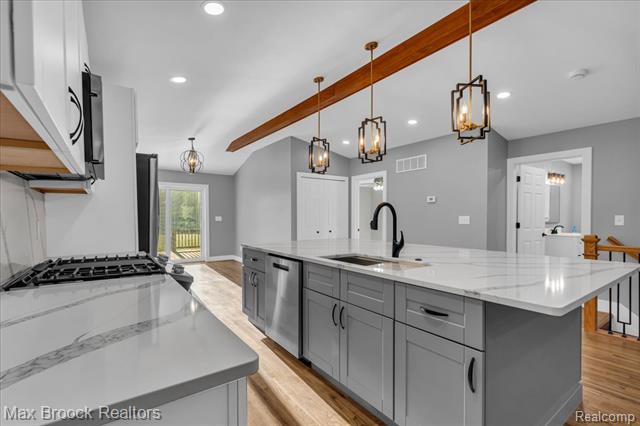 Builiding view fifteen for 1654 Giddings, Pontiac, MI. 48340