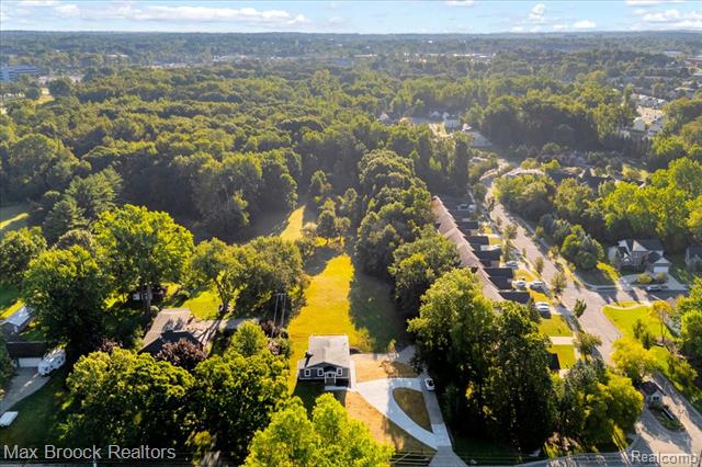 Builiding view forty four for 1654 Giddings, Pontiac, MI. 48340