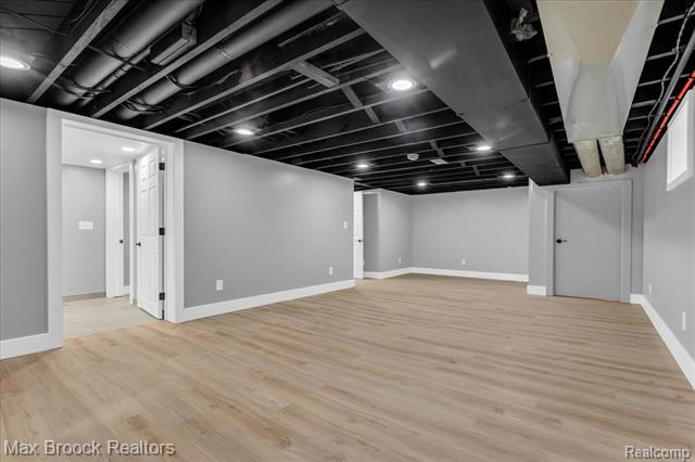 Builiding view thirty seven for 1654 Giddings, Pontiac, MI. 48340