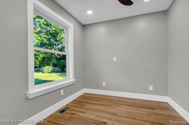 Builiding view twenty four for 1654 Giddings, Pontiac, MI. 48340