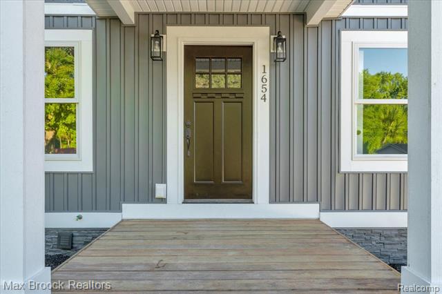 Builiding view two for 1654 Giddings, Pontiac, MI. 48340