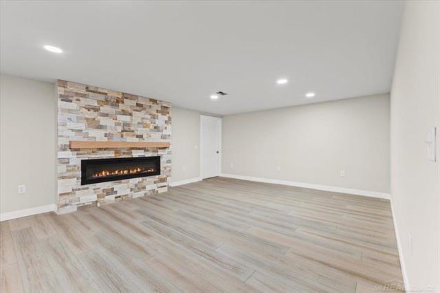 Builiding view nineteen for 3460 Clayton, Waterford, MI. 48329