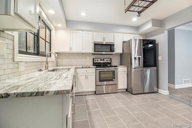 Builiding view eight for 4018 Quillen, Waterford, MI. 48329