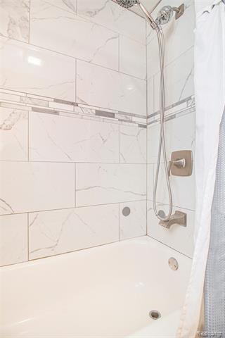 Builiding view eighteen for 4018 Quillen, Waterford, MI. 48329