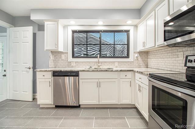 Builiding view eleven for 4018 Quillen, Waterford, MI. 48329