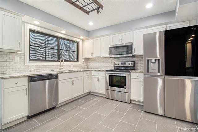 Builiding view nine for 4018 Quillen, Waterford, MI. 48329