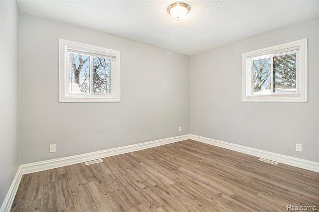 Builiding view nineteen for 4018 Quillen, Waterford, MI. 48329