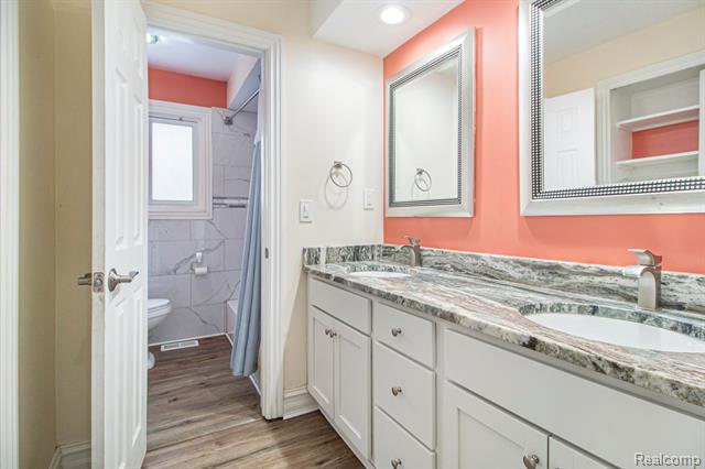 Builiding view seventeen for 4018 Quillen, Waterford, MI. 48329