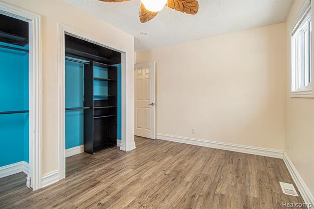 Builiding view sixteen for 4018 Quillen, Waterford, MI. 48329