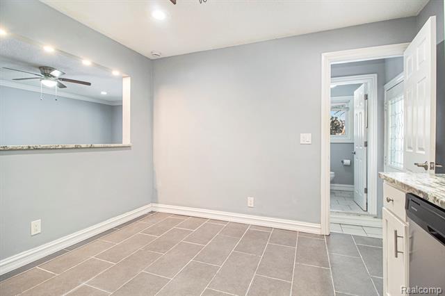 Builiding view ten for 4018 Quillen, Waterford, MI. 48329