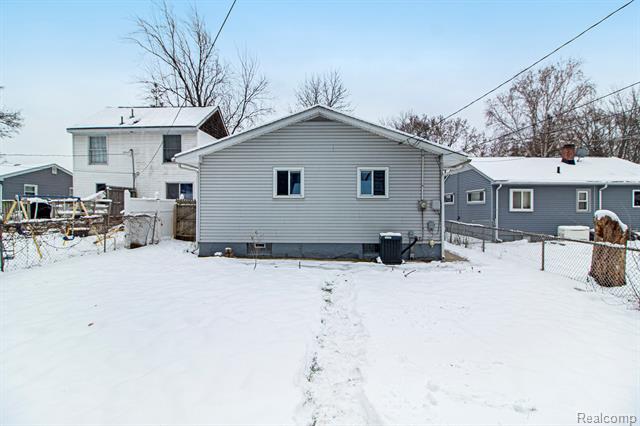 Builiding view twenty nine for 4018 Quillen, Waterford, MI. 48329