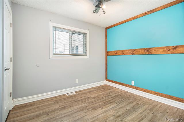 Builiding view twenty one for 4018 Quillen, Waterford, MI. 48329