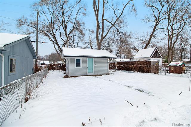 Builiding view twenty seven for 4018 Quillen, Waterford, MI. 48329