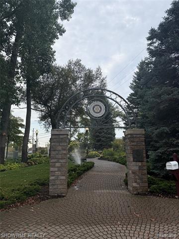 Builiding view forty four for 334 Romeo, Rochester, MI. 48307