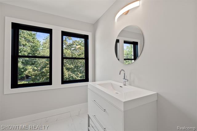 Builiding view twenty six for 334 Romeo, Rochester, MI. 48307