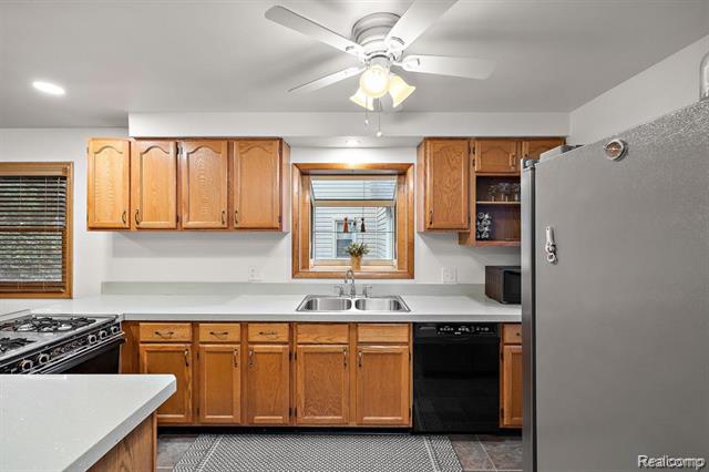 Builiding view four for 836 Miller, Rochester, MI. 48307