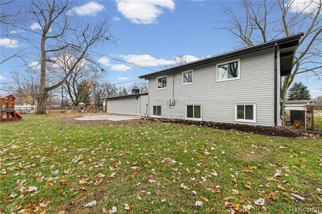 Builiding view ten for 3568 Warringham, Waterford, MI. 48329