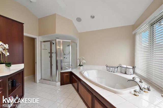 Builiding view sixty for 1387 Pebble Ridge, Rochester, MI. 48307