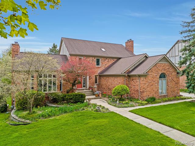 front view for 1672 Stony Creek Dr, Rochester, Mi. 48307