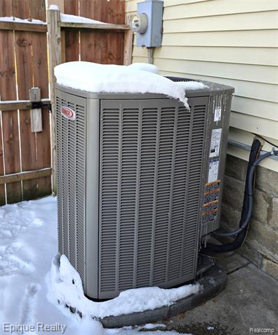 Builiding view thirty for 6080 Northrup, Waterford, MI. 48329