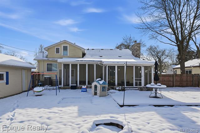 Builiding view twenty five for 6080 Northrup, Waterford, MI. 48329