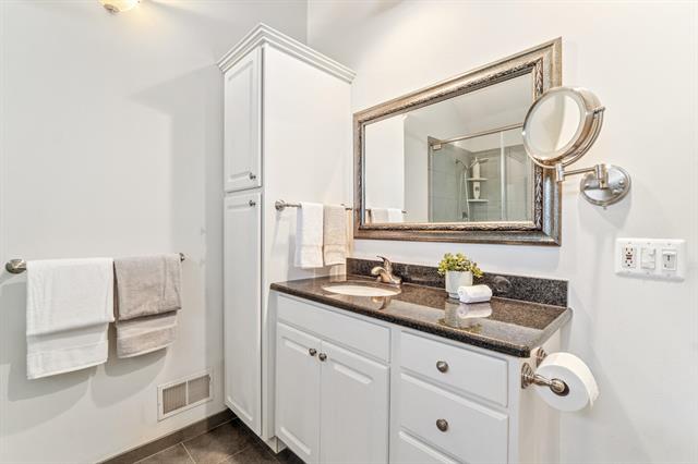 Builiding view thirty one for 3984 Lamont, Waterford, MI. 48329