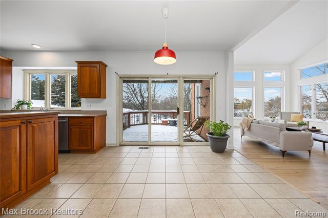 Builiding view ten for 1205 Tulberry, Rochester, MI. 48306