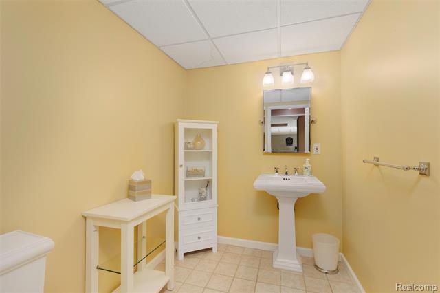 Builiding view thirty eight for 1340 Ross, Rochester, MI. 48306