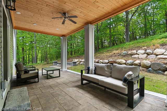 Builiding view forty five for 201 Beechview S, Rochester, MI. 48306