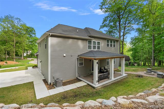 Builiding view forty four for 201 Beechview S, Rochester, MI. 48306